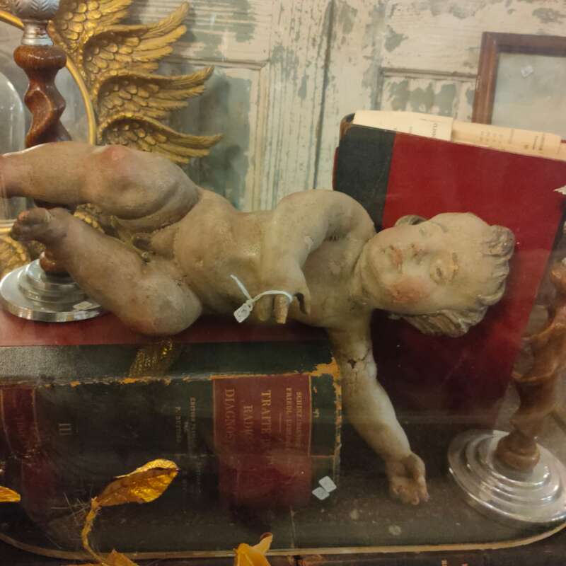 Antieke putti in hout