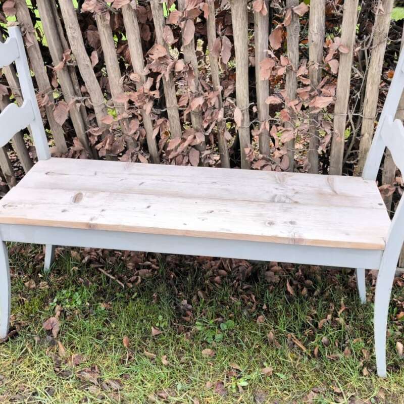 Brocant bankje van stoelen