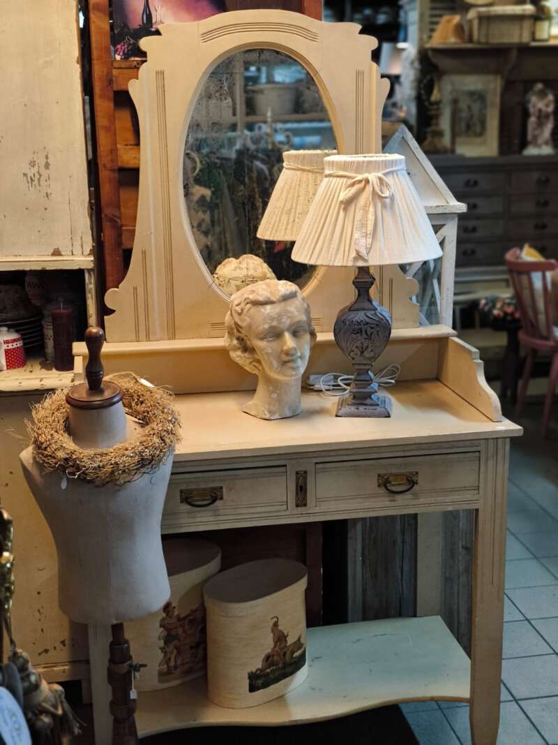Brocante make-uptafel