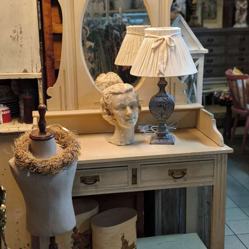 Brocante make-uptafel