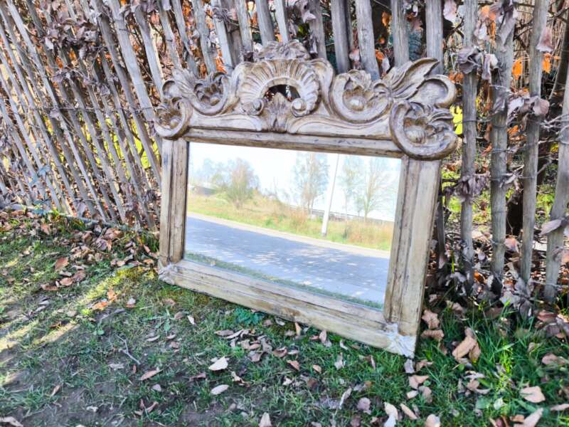 Oude spiegel in mooie houten kader